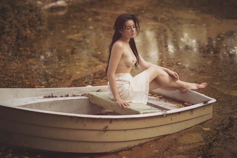 Эротическая фотосессия на лодке