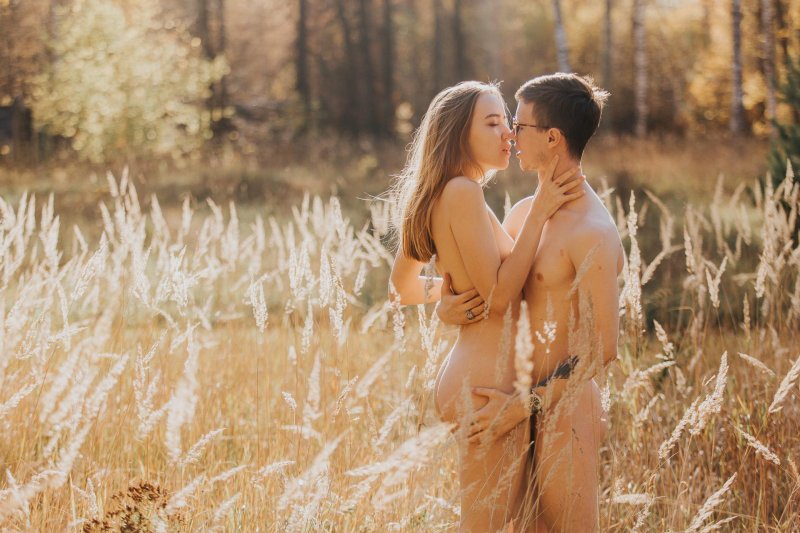 Красивые голые пары на природе