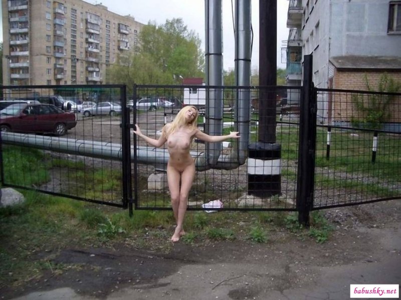 Голые женщины на улице