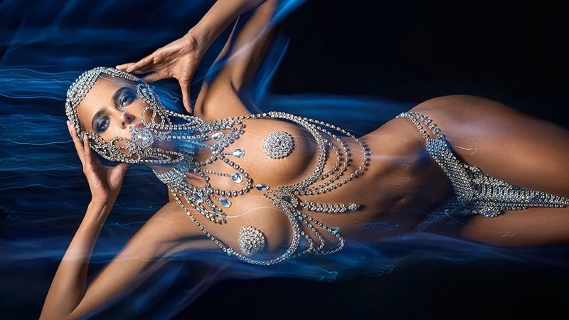 Голые женщины в драгоценностях