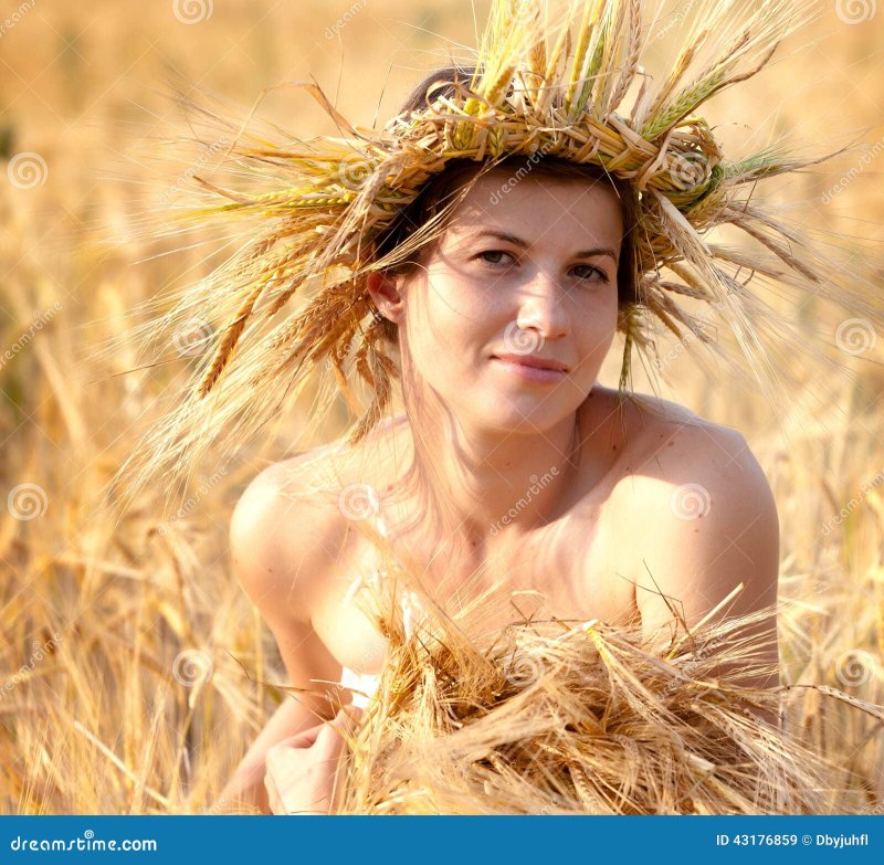 Девушка в венке из колосьев