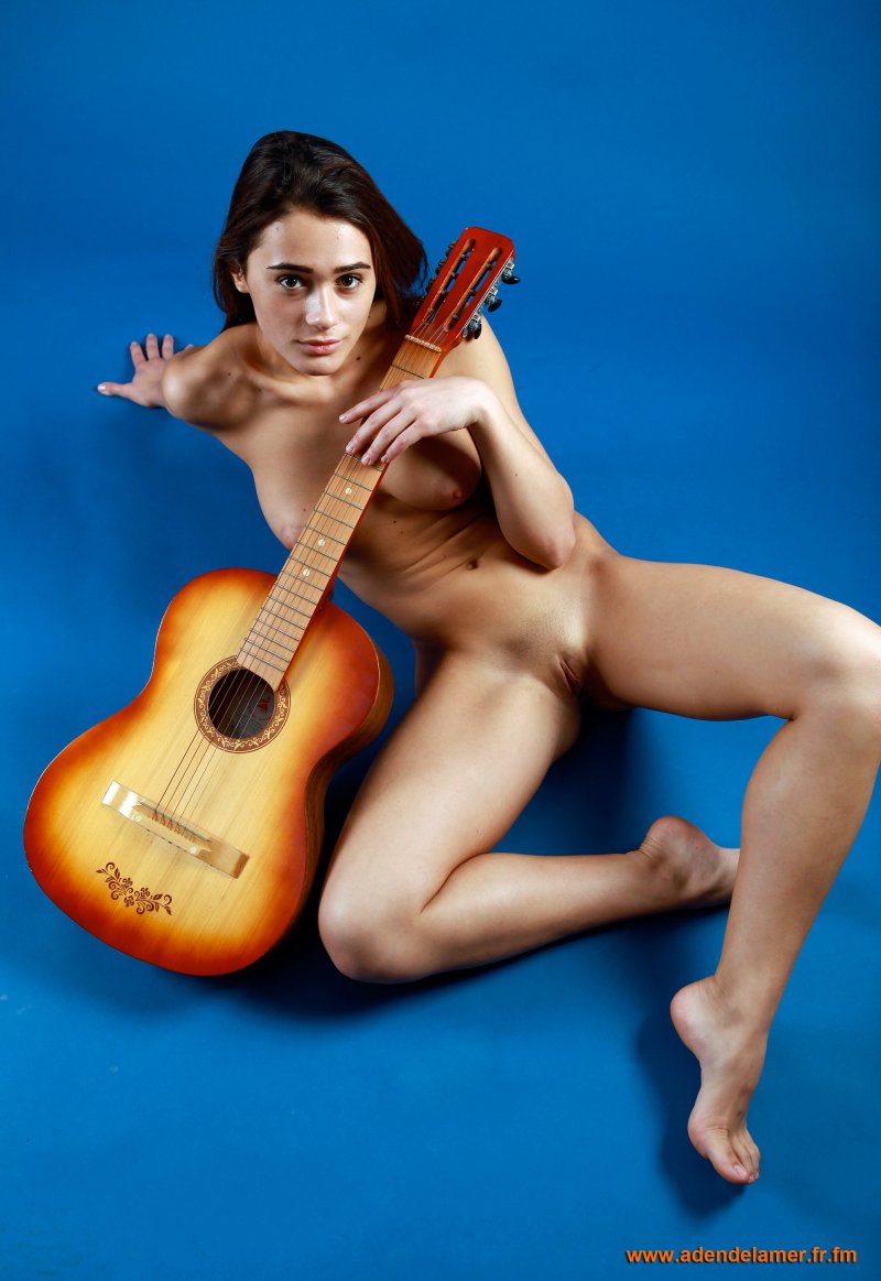 Голые девушки с гитарой