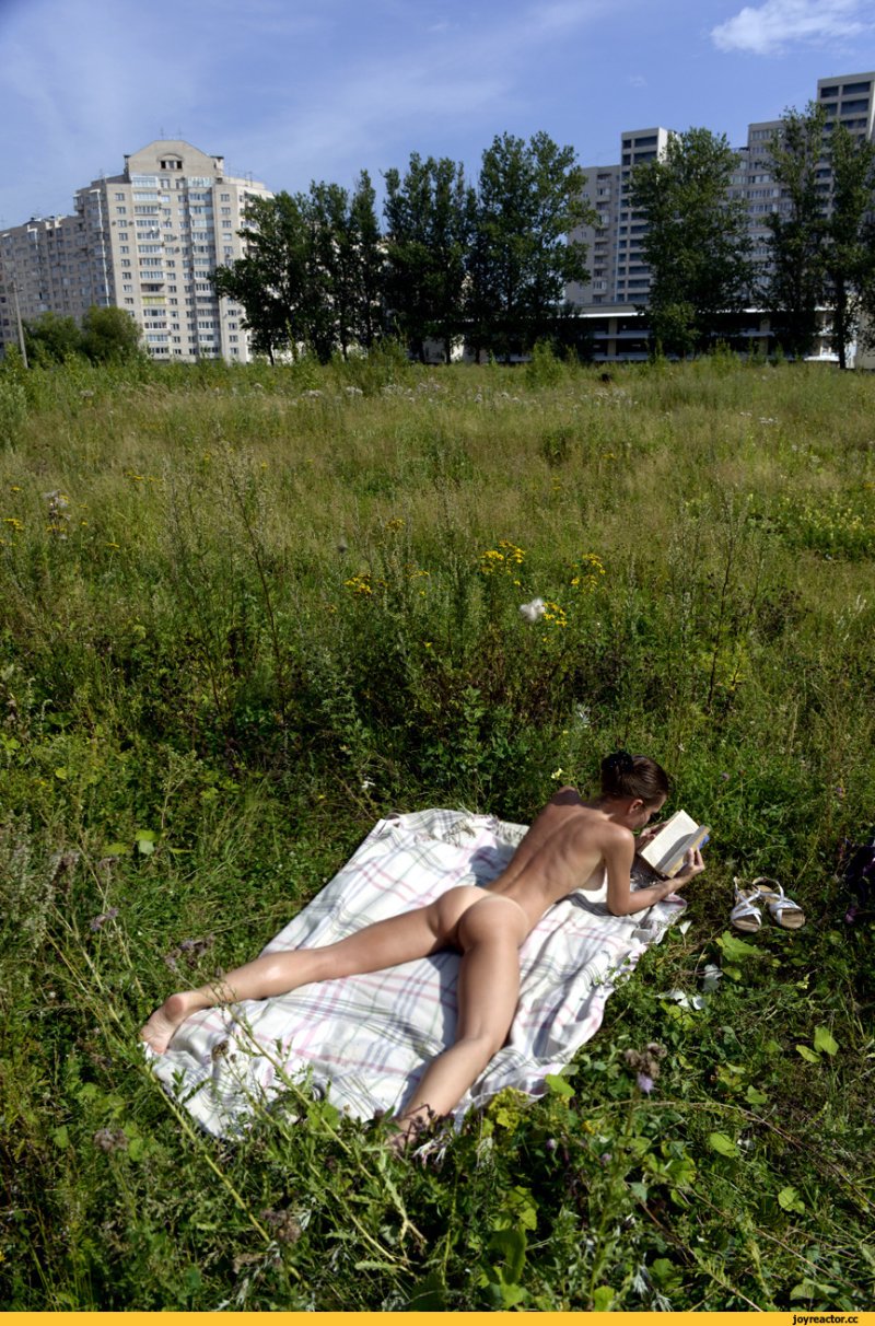 На природе голышом