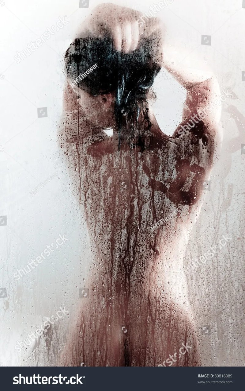 В душе девушка